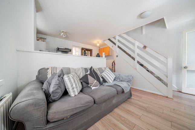 27, Globe Pond Road, London photo 4