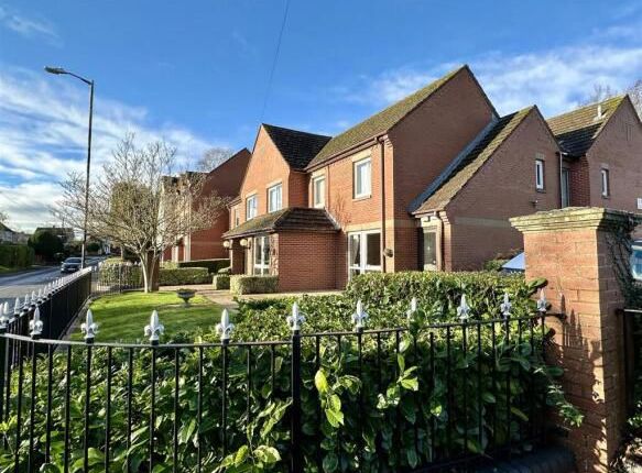 1-bed house on Flat 29 Malin Court, School Road, Alcester, £30,000