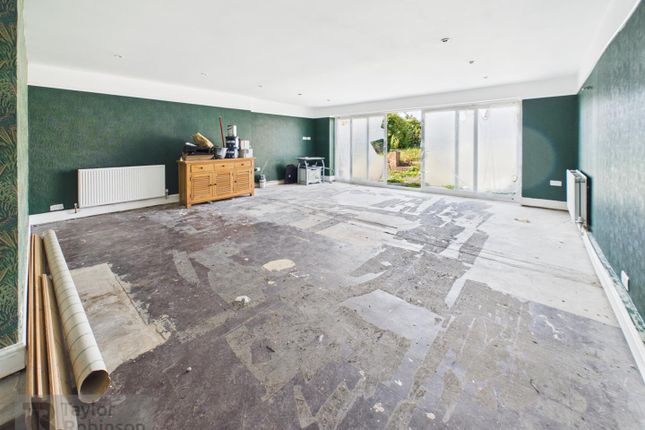 27, Rushetts Road, Crawley photo 2
