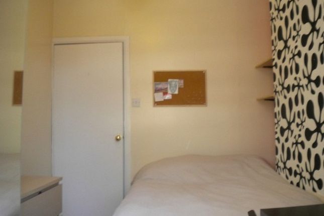 Room to rent in Southwark Bridge Road, London