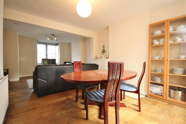 152, Walnut Tree Close, Surrey photo 3