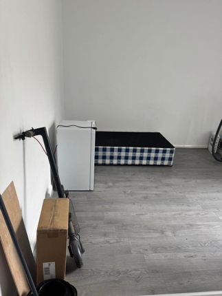 Room 2 , 67, Sydenham Place, Bradford photo 3