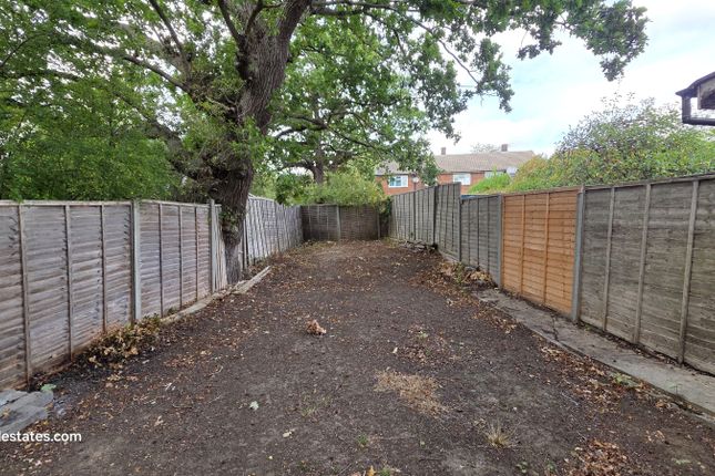 18 Farm Close, High Barnet photo 4