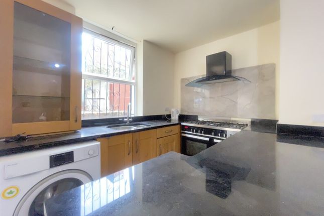Flat D, 240, Leeds photo 3