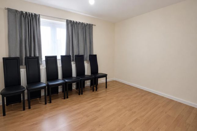 28, Dobbin Close, Harrow photo 4