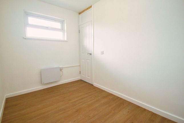 12 Abberton, Woodford Green photo 4