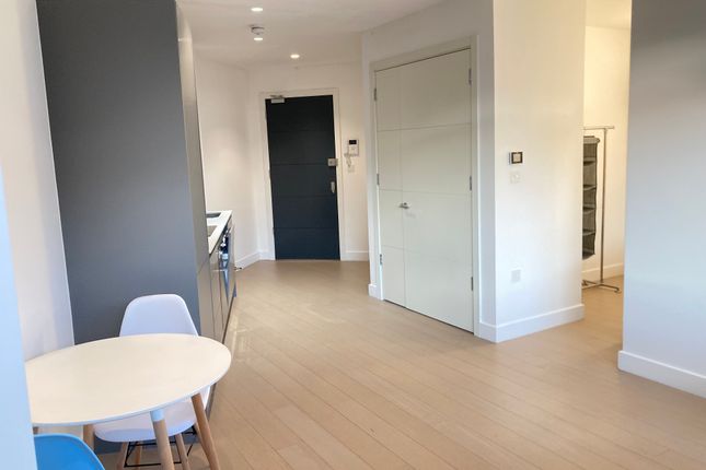 Flat to rent in Very Near New Horizons Court Area, Brentford Gilette Corner Area