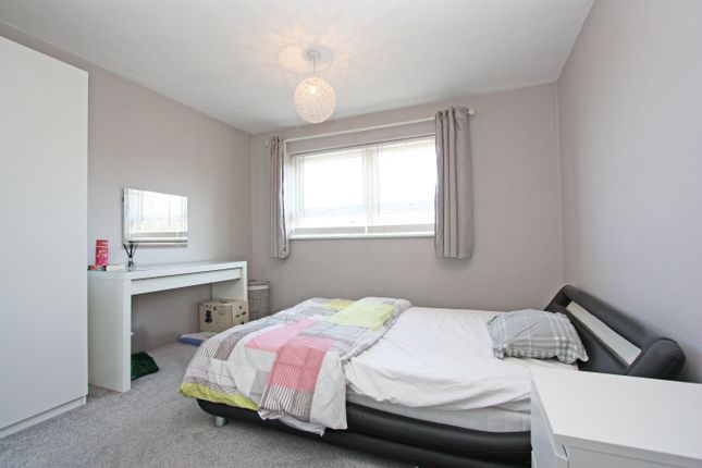 87, Edencroft, Highworth, Swindon photo 4