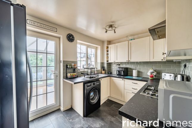 27, Chives Way, Swindon photo 3