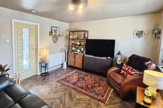 26, Highfields, Burntwood photo 3