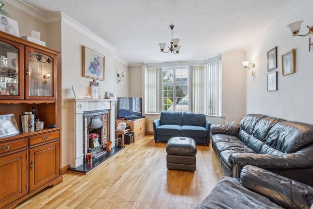 11 Park Close, Bushey photo 2