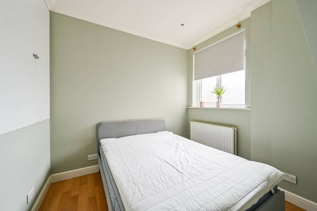 1-bed flat on Wightman Road, Harringay, £300,000