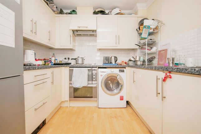 Flat for sale in Groves Close, Colchester