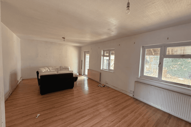 2 Camomile Avenue, Mitcham photo 2