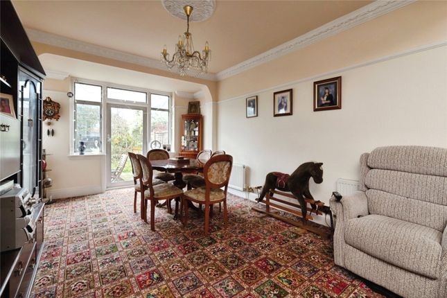 57, Collinwood Gardens, Ilford photo 3