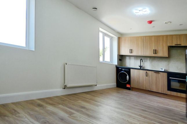 Flat 2, 31, Waverley Way, CARSHALTON photo 4