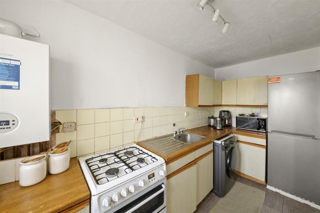 11, Gade Close, Hayes photo 3