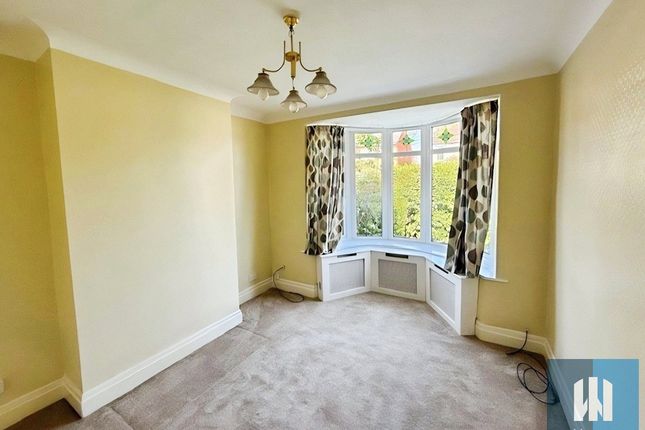 16, Long Grove Avenue, Huddersfield photo 4