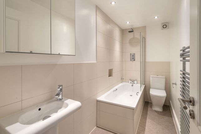 Flat to rent in Alderbrook Road, London