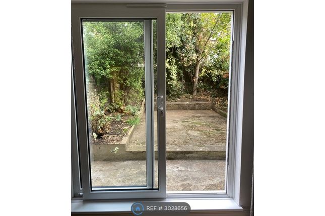 Flat A  Mayflower Road, Clapham North, London photo 3