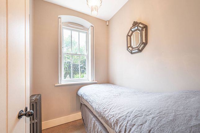 Flat to rent in Lutton Terrace, Hampstead, London