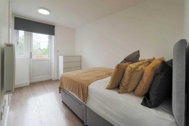 16 Room 3, The Meadow Way, Harrow photo 3