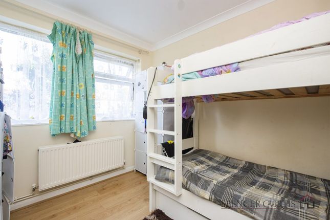 13, Barton Meadows, Barkingside photo 4