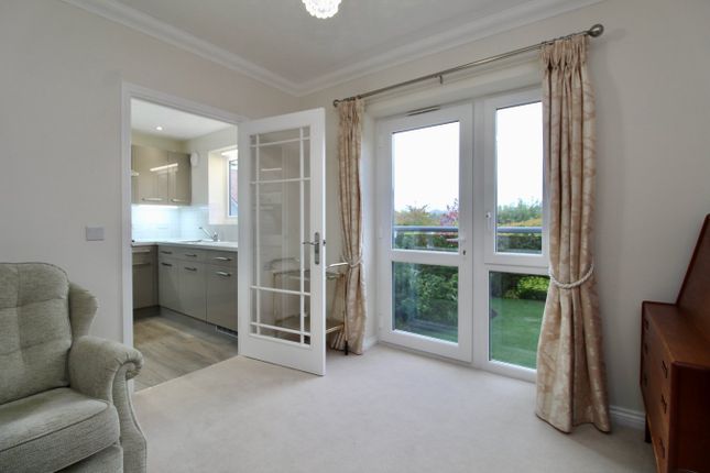 6 Knights Lodge, North Close, Lymington photo 4