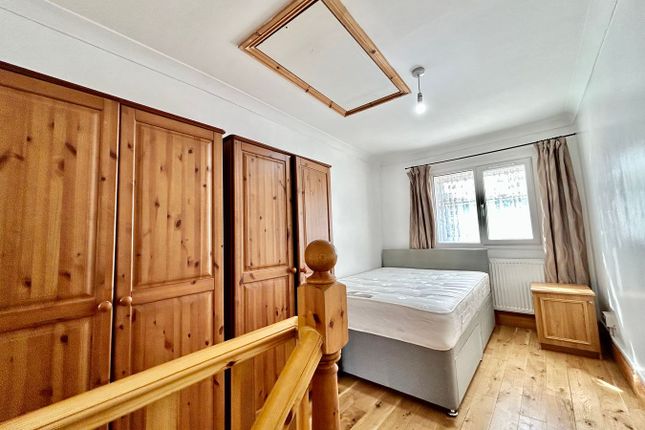 29B, Langdale Gardens, Greenford photo 3