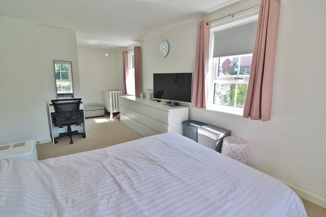 31, Cornflower Gardens, Waterlooville photo 4