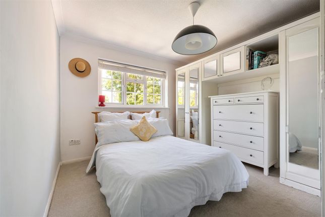 6, Meadow Close, Chingford photo 4