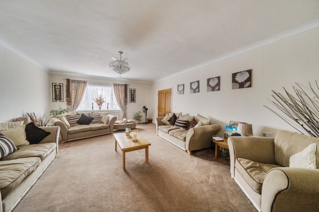 23, Whitegate Gardens, Harrow photo 3