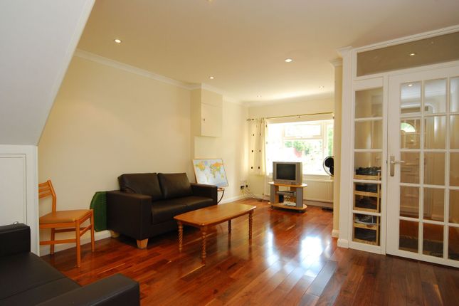 Rowan Close, Ealing photo 2