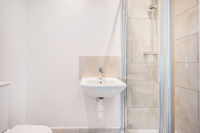 Room 3, 44, Newcombe Road, Hampshire, England photo 4