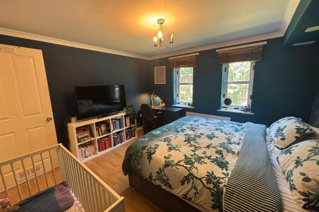 40, Glandford Way, Romford photo 3