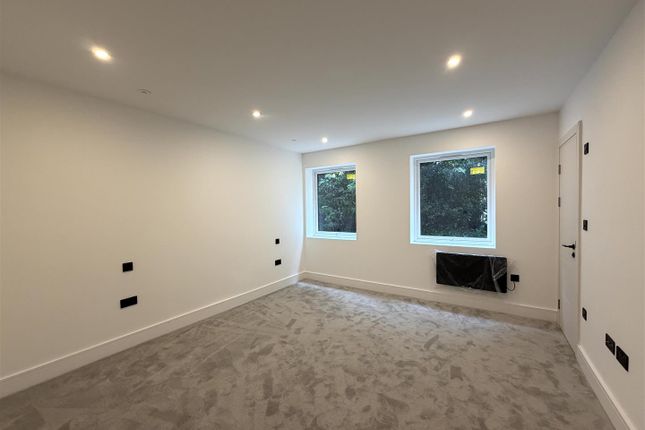 5 Crown Gate, Church Road, Esher photo 5