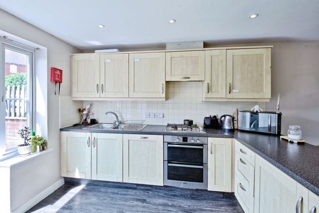 10, Colet Crescent, Colchester photo 2