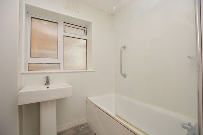 Flat for sale in Dove Park, Pinner