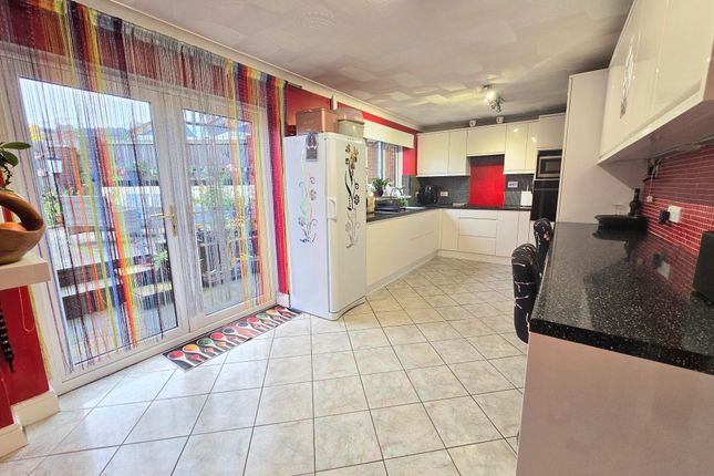 44 Woodstock Gardens, Bridgend photo 3