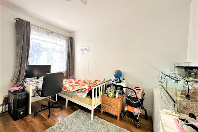 Flat for sale in Cardinal Way, Harrow, Middlesex