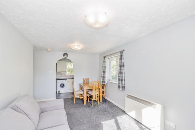 Flat 6, Branscombe House, Gisburne Way, Watford photo 2