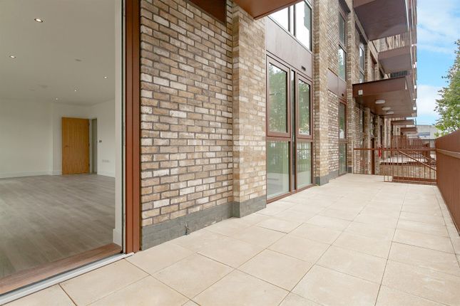 20, Flat 2, Thames Road, London photo 4