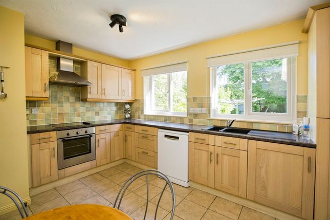 11, Heath Lea, Halifax photo 3