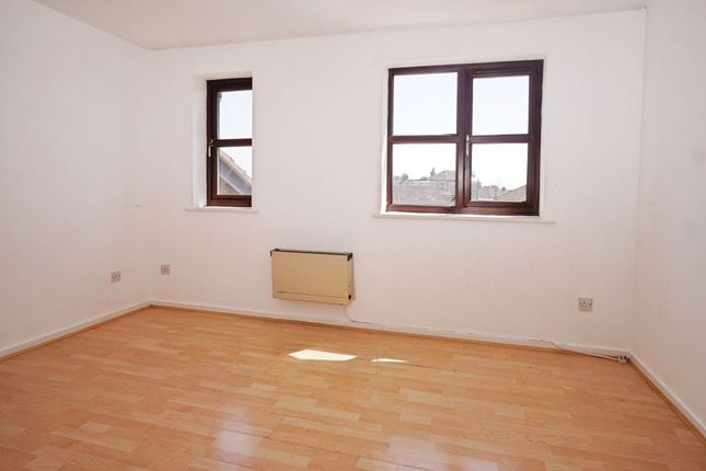Flat 6, Emerald House, Rainham photo 2