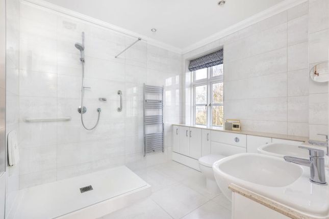 Flat 10 Gillespie House, Holloway Drive, Virginia Water photo 4