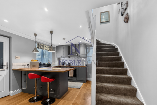 45 Crestwood Way, Hounslow photo 4