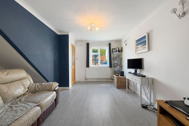 40 Cae Rhos, Caerphilly photo 3