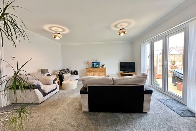 31, Starkings Road, Great Yarmouth photo 3