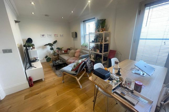 Flat 4,542a Holloway Road, London photo 2
