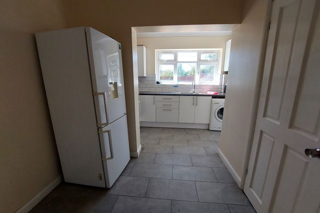 37, Crownfield Avenue, Ilford, Essex photo 2